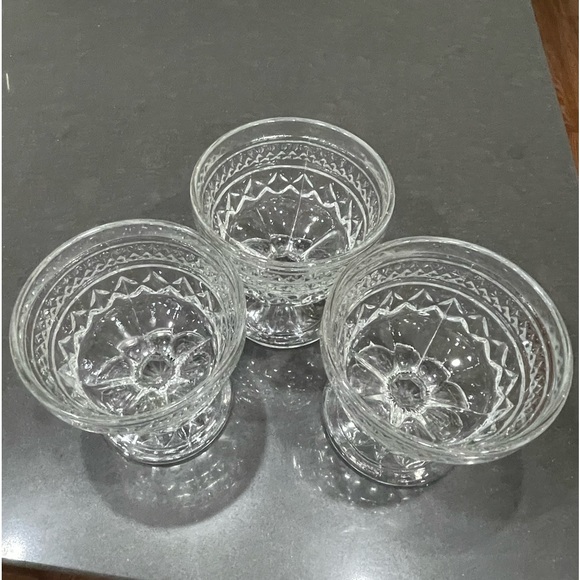 VINTAGE INDIANA GLASS CLEAR DIAMOND POINT SET OF 3 SHERBET BOWLS. - Picture 4 of 4